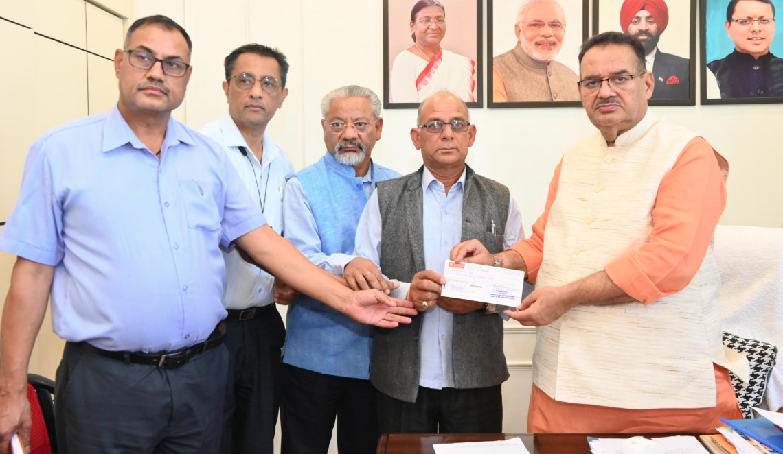 कैबिनेट मंत्री गणेश जोशी ने धनवीर सिंह नेगी के परिवार को ₹1.50 लाख की सहायता राशि का चेक सौंपा