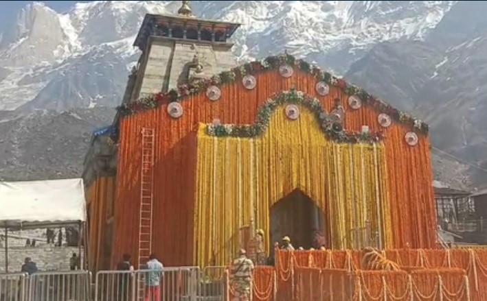 कल खुलेंगे बाबा केदारनाथ धाम के कपाट, 108 क्विंटल फूलों से सजाया गया मंदिर परिसर