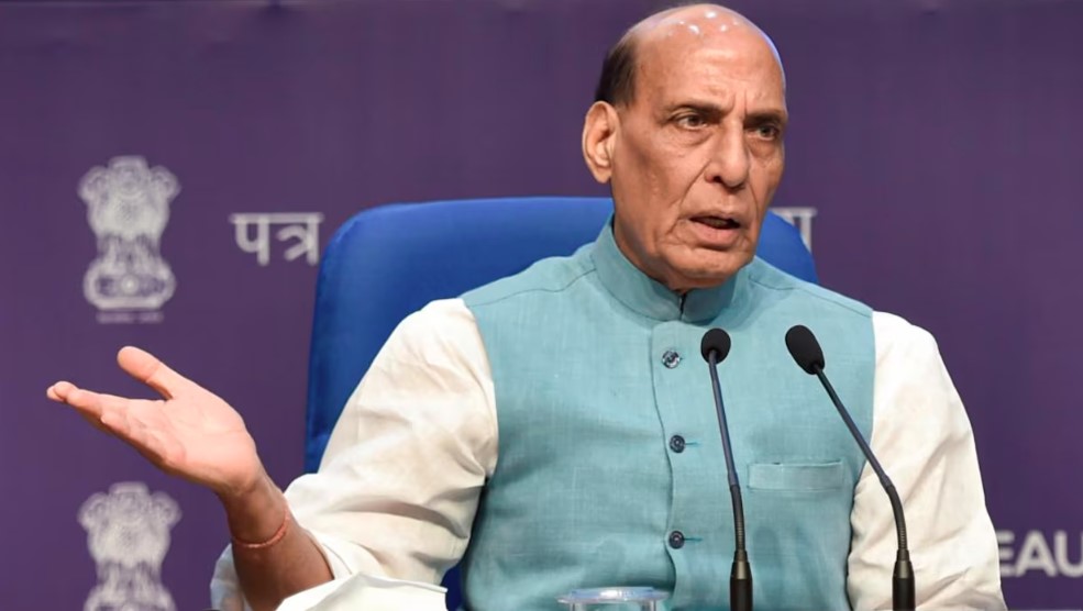 रक्षा मंत्री राजनाथ सिंह ने शीर्ष सैन्य अधिकारियों के साथ की बैठक, सीमा पर किसी भी स्थिति से निपटने की तैयारियों पर चर्चा