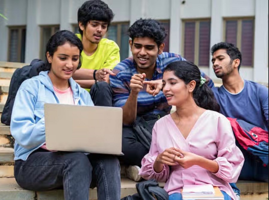 अमेरिका में विदेशी छात्रों के लिए नियम सख्त, बीच में पढ़ाई छोड़ने पर रद्द हो सकता है वीजा