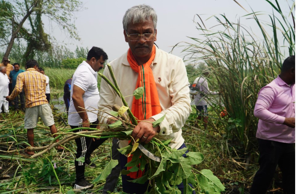 बाणगंगा तट पर सांसद त्रिवेंद्र सिंह रावत ने चलाया स्वच्छता अभियान, जनता को दिया पर्यावरण संरक्षण का संदेश