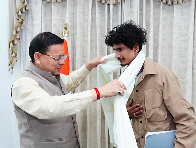 एवरेस्ट विजेता रोहित भट्ट को सीएम धामी ने किया सम्मानित