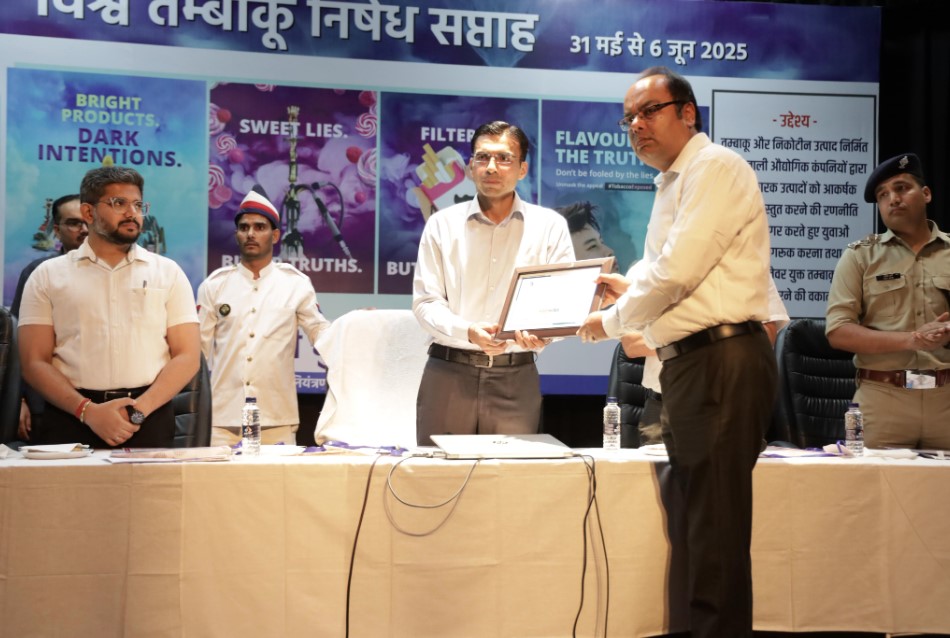 फ्रंटलाइन वर्कर्स और आशा कार्यकर्ताओं को जिलाधिकारी ने किया सम्मानित